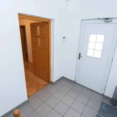 Cathedral Apartment *